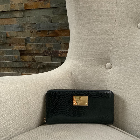 MICHAEL KORS Wallet Black Snake Print. Gold hardware. - Picture 1 of 9